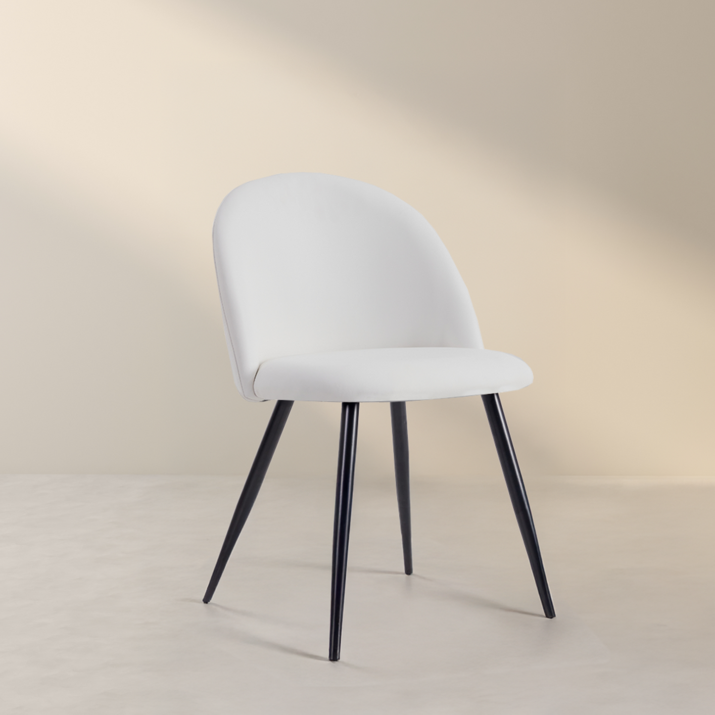 Sedia Alan PU con gambe nere